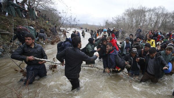 Мигранти прелазе преко реке близу грчко-македонске границе близу места Идомени, Грчка. 14 . март 2016. године - Sputnik Србија
