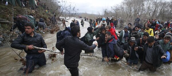 Migranti prelaze preko reke blizu grčko-makedonske granice blizu mesta Idomeni, Grčka. 14 . mart 2016. godine Migranti prelaze preko reke blizu grčko-makedonske granice blizu mesta Idomeni, Grčka. 14 . mart 2016. godine - Sputnik Srbija