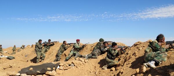 Sirijski vojnici osmatraju teren na ratištu u Siriji, blizu grada Raka, 19. februara 2016. godine - Sputnik Srbija