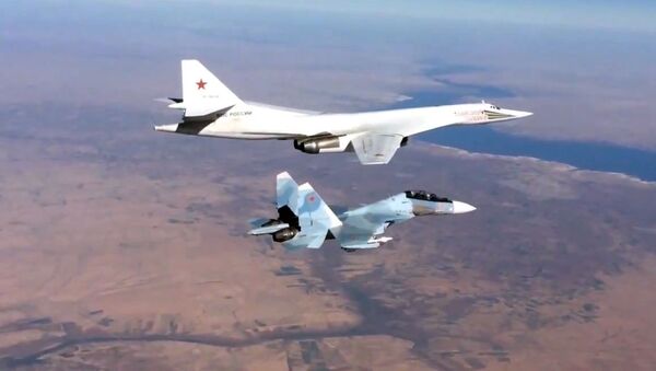 Formacija ruskog lovca Su-30SM i bombardera Tu-160 - Sputnik Srbija
