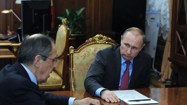 Vladimir Putin razgovara sa Sergejom Lavrovom - Sputnik Srbija