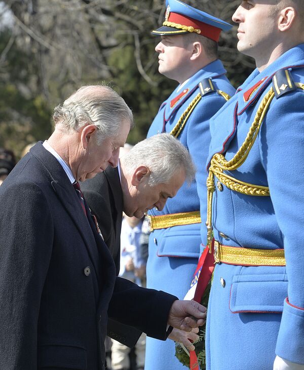 Tomislav Nikolić i princ Čarls polažu vence na Spomen kosturnicu branilaca Beograda - Sputnik Srbija