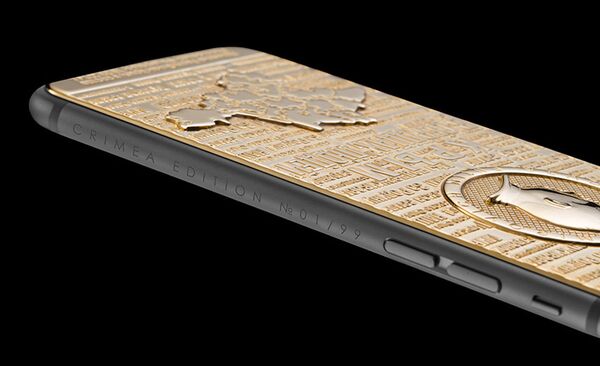 Модели овог телефона имају исти дизајн, а разликују се само по боји — луксузни „ајфон“ је направљен у две варијације — златној и платинастозлатној. - Sputnik Србија