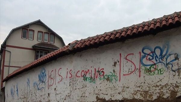 Grafit „DAEŠ dolazi“ na zidu crkve u Prištini - Sputnik Srbija