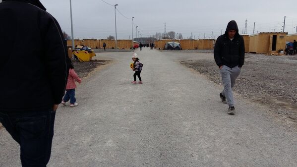 Deca se igraju, muškarci igraju fudbal — postoji mogućnost da se čovek opusti, nema više one bezumne napetosti kao u kampu Basroš. - Sputnik Srbija