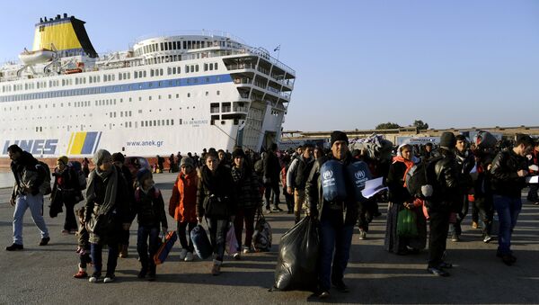 Refugees and migrants walk after disembarking from the passenger ferry Eleftherios Venizelos from the island of Lesbos at the port of Piraeus, near Athens, Greece, December 26, 2015 - Sputnik Srbija