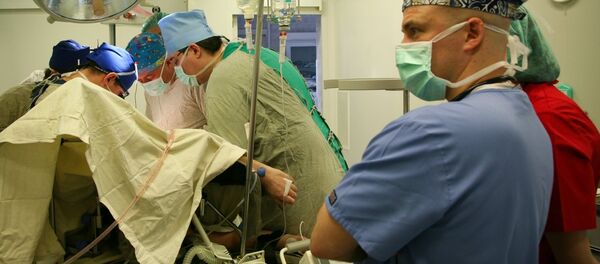 Руски онколози током једне од операција - Sputnik Србија