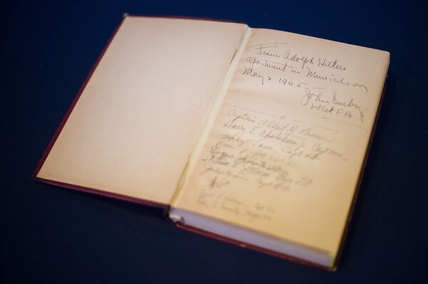 Потписи америчких официра на првој страници Хитлеровог примерка манифеста „Мајн кампф“ Потписи америчких официра на првој страници Хитлеровог примерка манифеста „Мајн кампф“ - Sputnik Србија