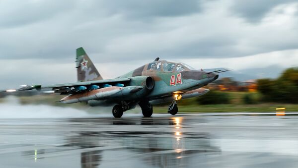 Ruski lovac-bombarder Su-25 napušta avio-bazu Hmejmim u Siriji - Sputnik Srbija