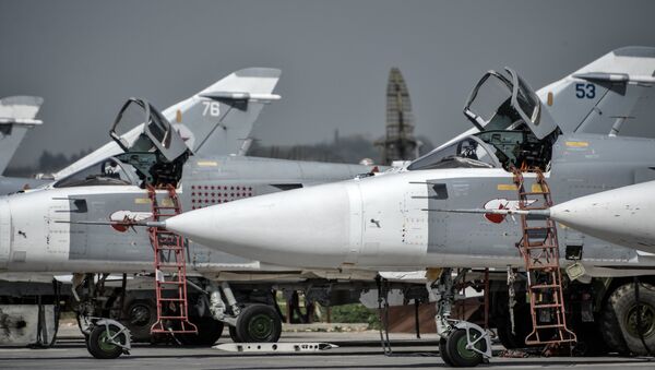 Руски тактички бомбардери Су-24 у авио-бази Хмејмим у Сирији - Sputnik Србија
