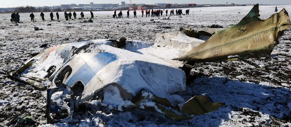 Olupine putničkog aviona boing 737-800 na aerodromu u Rostovu na Donu Olupine putničkog aviona boing 737-800 na aerodromu u Rostovu na Donu - Sputnik Srbija
