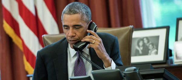 Predsednik SAD Barak Obama razgovara telefonom u Ovalnom kabinetu u Beloj kući - Sputnik Srbija