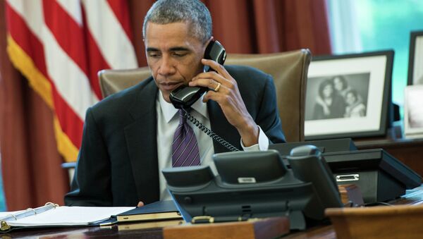 Predsednik SAD Barak Obama razgovara telefonom u Ovalnom kabinetu u Beloj kući - Sputnik Srbija