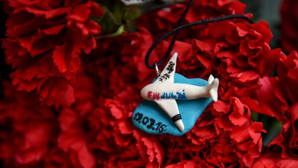 Московљани доносе цвеће у главни град у Ростовској области у знак сећања на погинуле у авионској несрећи - Sputnik Србија