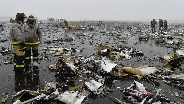 Спасилачке екипе на месту пада путничког авиона Боинг-737-800, који се срушио приликом слетања на аеродрому у Ростов-на-Дону. - Sputnik Србија