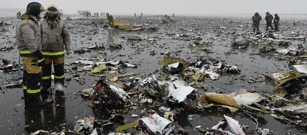 Спасилачке екипе на месту пада путничког авиона Боинг-737-800, који се срушио приликом слетања на аеродрому у Ростов-на-Дону. - Sputnik Србија