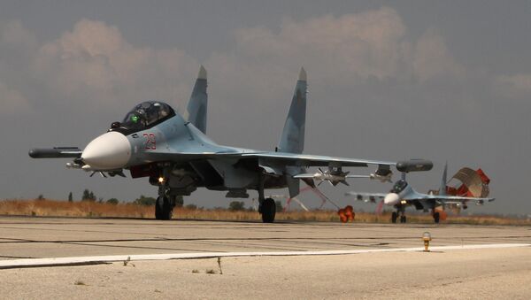 Ruski lovac Su-30 sleće u bazu Hmejmim u provinciji Latakija u Siriji. - Sputnik Srbija