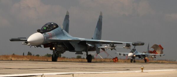 Ruski lovac Su-30 sleće u bazu Hmejmim u provinciji Latakija u Siriji. Ruski lovac Su-30 sleće u bazu Hmejmim u provinciji Latakija u Siriji. - Sputnik Srbija