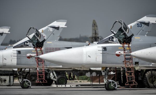 Ruski taktički bombarder Su-24 u bazi Hmejmim u provinciji Latakija u Siriji. Ruski taktički bombarder Su-24 u bazi Hmejmim u provinciji Latakija u Siriji. - Sputnik Srbija