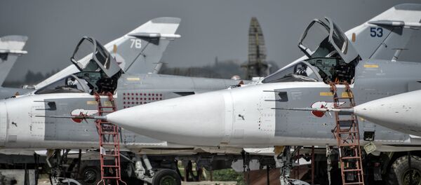 Руски тактички бомбардер Су-24 у бази Хмејмим у провинцији Латакија у Сирији. - Sputnik Србија
