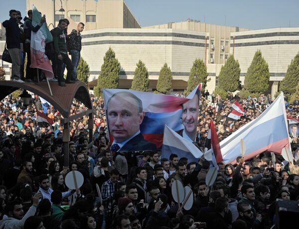 Sirijski studenti na skupu podrške ruskoj vojnoj intervenciji u njihovoj zemlji. Sirijski studenti na skupu podrške ruskoj vojnoj intervenciji u njihovoj zemlji. - Sputnik Srbija