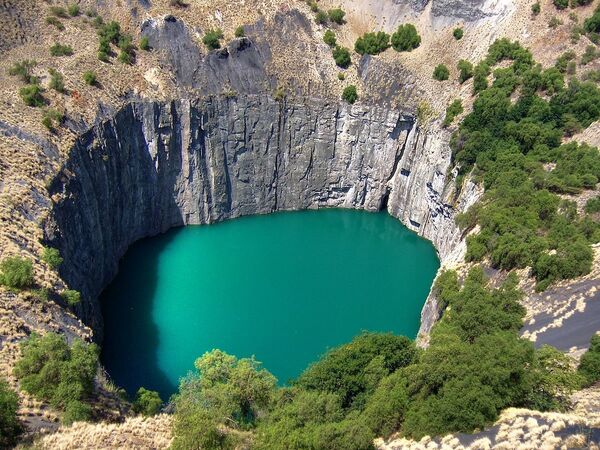 Rudnik dijamanata otvorenih kopova (poznat kao „velika rupa“ ili rudnik Kimberli) u gradu Kimberli u Južnoj Africi. Rudnik dijamanata otvorenih kopova (poznat kao „velika rupa“ ili rudnik Kimberli) u gradu Kimberli u Južnoj Africi. - Sputnik Srbija