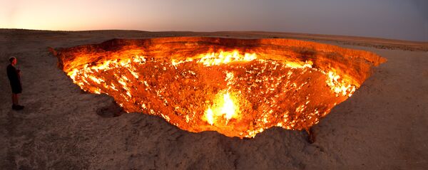 The Door to Hell, a burning natural gas field in Derweze, Turkmenistan The Door to Hell, a burning natural gas field in Derweze, Turkmenistan - Sputnik Србија