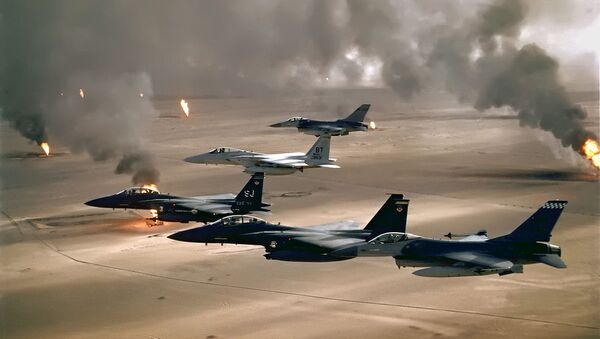 Амерички ловци (Ф-16, Ф-15ц и Ф-15е) лете изнад нафтних пожара у Кувајту, током операције Пустињска олуја 1991 године - Sputnik Србија