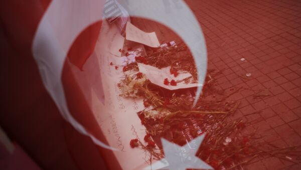 Турска застава кроз коју се види цвеће положена жртвама напада у Истанбулу - Sputnik Србија