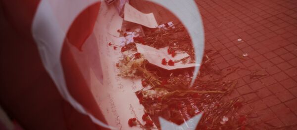 Турска застава кроз коју се види цвеће положена жртвама напада у Истанбулу Турска застава кроз коју се види цвеће положена жртвама напада у Истанбулу - Sputnik Србија