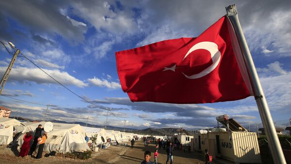 Турска застава се вијори у избегличком кампу сиријских избеглица - Sputnik Србија