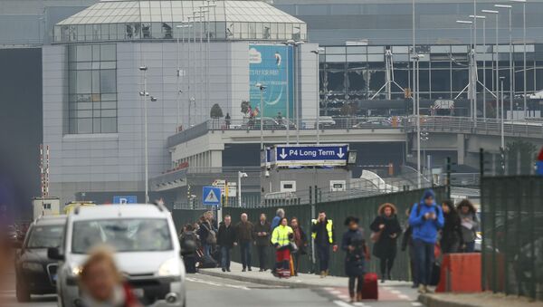 Ljudi napuštaju aerodrom u Briselu nakon eksplozije, Belgija, 22. marta, 2016 - Sputnik Srbija