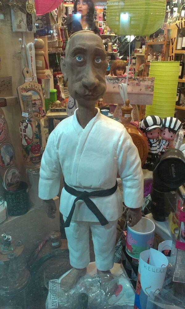 Фигура руског председника Владимира Путина у једној београдској радњи за сувенире - Sputnik Србија