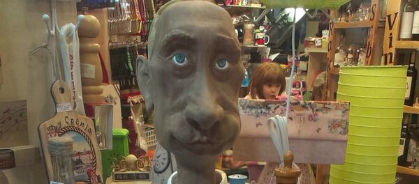 Фигура руског председника Владимира Путина у једног београдској радњи за сувенире - Sputnik Србија