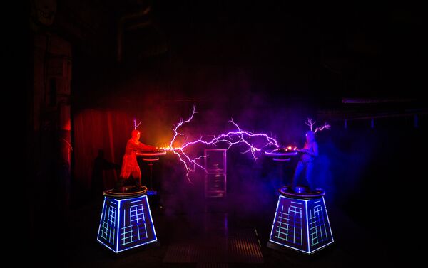 Umetnici u svom nastupu koriste visokofrekventne transformatore Tesla, oko kojih se javljaju „ukroćene“  munje dužine 5 metara, napona 2 megavolta. - Sputnik Srbija