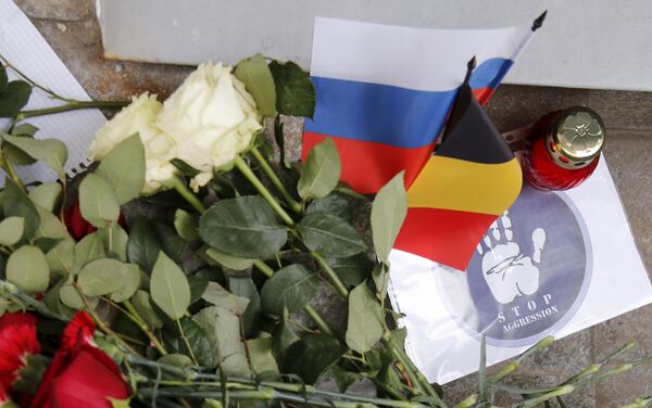 Полагање цвећа поред белгијске амбасаде у Москви, након експлозије у Бриселу - Sputnik Србија