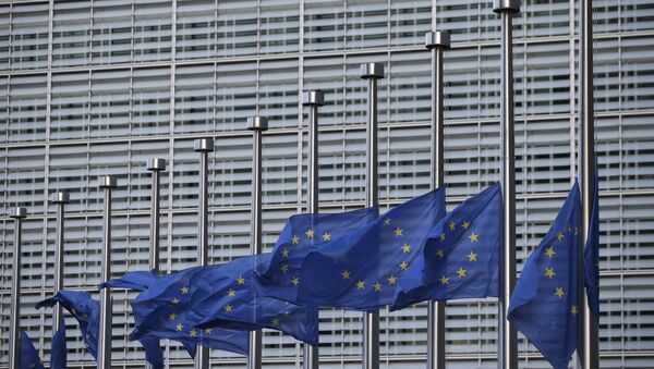 Заставе ЕУ на пола копља испред седишта ЕУ Бриселу после терористичких напада. - Sputnik Србија
