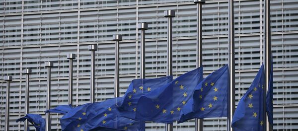 Zastave EU na pola koplja ispred sedišta EU Briselu posle terorističkih napada. - Sputnik Srbija