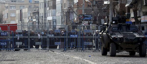 Људи иза зида који чува полиција у Турском граду Дијарбакир дана 16. марта - Sputnik Србија