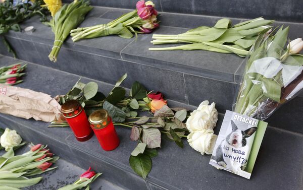Цвеће и свеће као помен жртвама на степеницама белгијске амбасаде у Берлину - Sputnik Србија