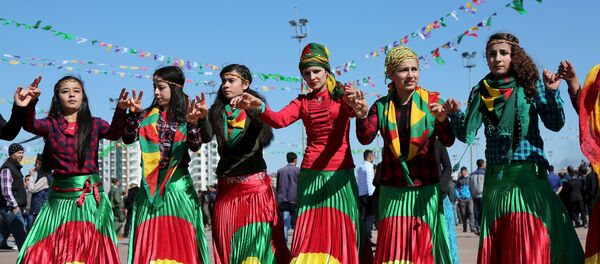 Žene Kurdi u nacionalnim nošnjama - Sputnik Srbija