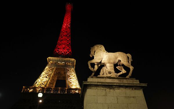 Ајфелов торањ у Паризу у бојама заставе Белгије - Sputnik Србија