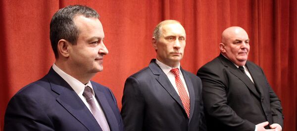 Ивица Дачић и Драган Марковић Палма са воштаном фигуром Владимира Путина у музеју у Јагодини - Sputnik Србија