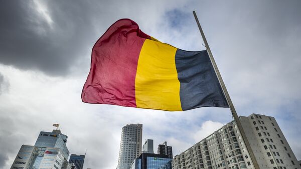 Belgijska zastava spuštena na pola koplja j u Roterdamu, 23. marta, 2016. godine. - Sputnik Srbija