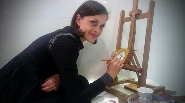 Devojka ikonopisac na srpskom štandu: TOS je posebnu pažnju posvetio verskom turizmu - Sputnik Srbija