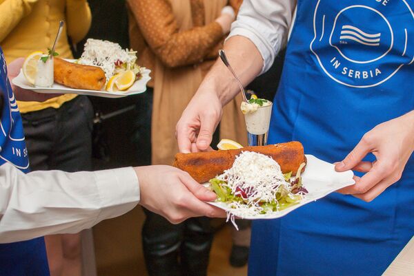 Karađorđeva šnicla je bila poseban specijalitet za ruske novinare koji su učili kako se sprema - Sputnik Srbija