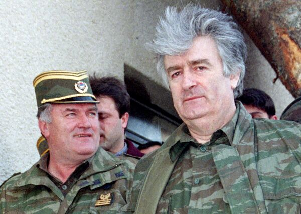 Radovan Karadžić (R) i njegov general Ratko Mladić na planini Vlašić u  aprilu 1995. godine - Sputnik Srbija