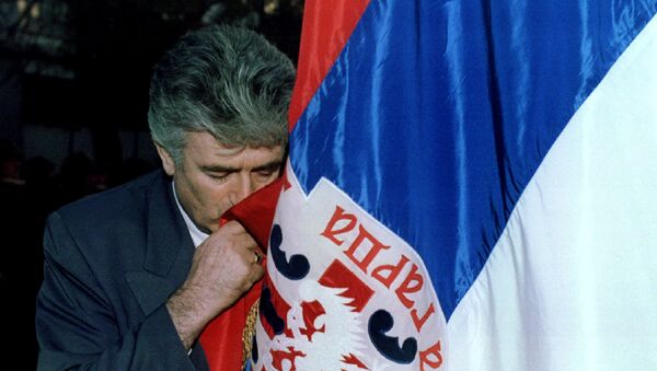 Radovan Karadžić ljubi zastavu Srpske dobrovoljačke jedinice Tigrovi u Bijeljini 23.  oktobar , 1995. godine - Sputnik Srbija