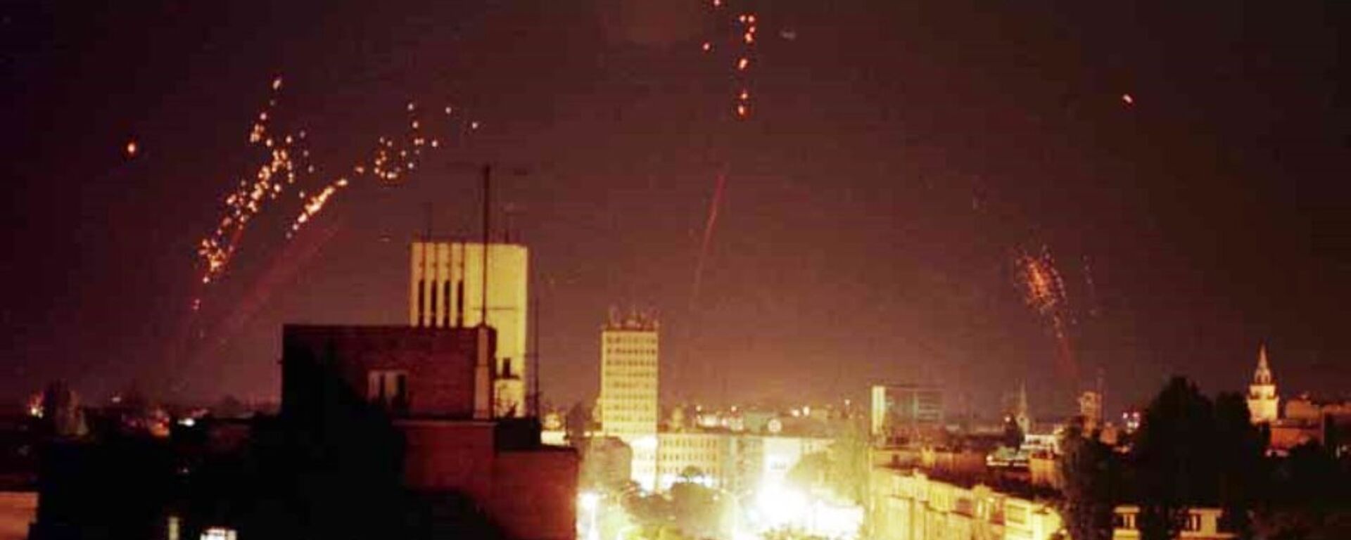 Nato bombardovanje SR Jugoslavija.Protiv vazdušna odbrana pokušava da obori NATO bombardere. - Sputnik Srbija, 1920, 25.03.2022