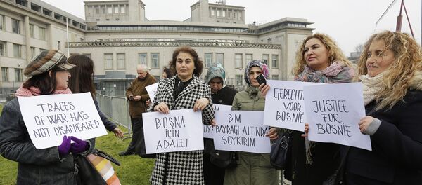 Okupljanje preživelih u ratu i članova porodica ispred Međunarodnog krivičnog suda pre objavljivanja presude na suđenju za genocid bivšem lideru bosanskih Srba Radovanu Karadžiću u Hagu - Sputnik Srbija